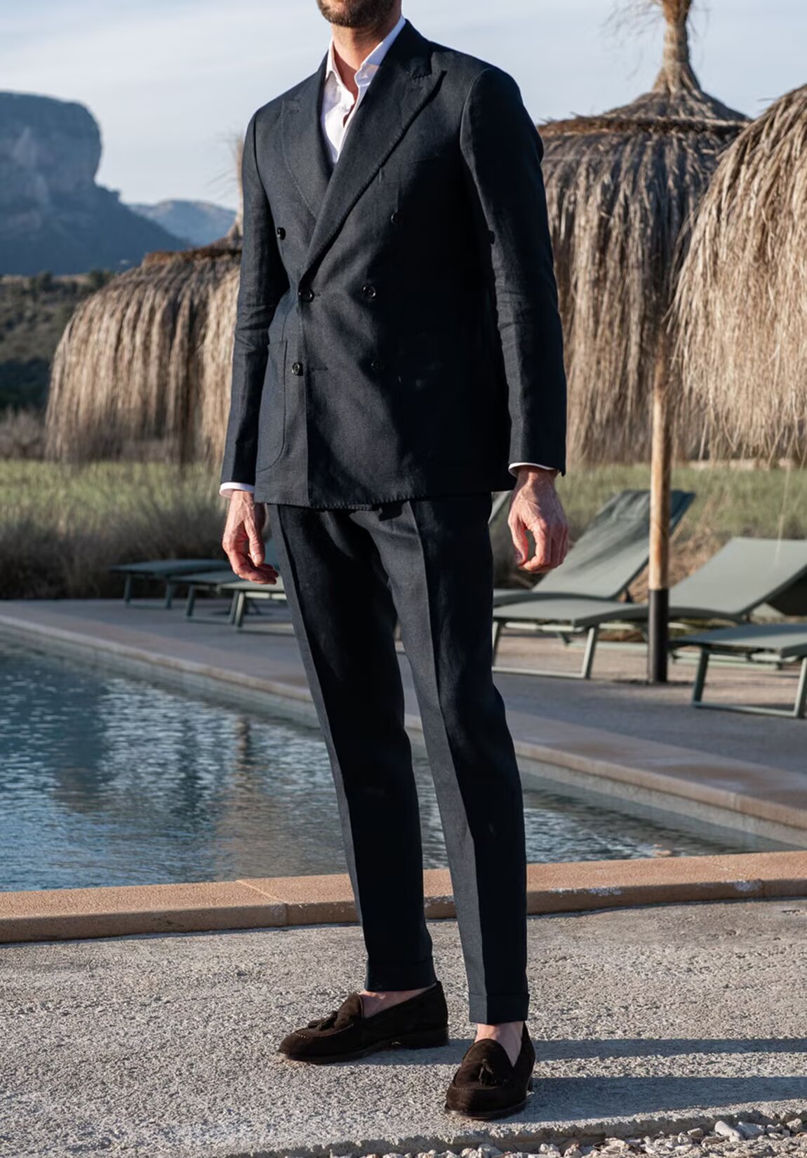  men¡¯s linen double-breasted jacket in a smart casual outfit outdoors